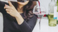 お酒を飲む女性